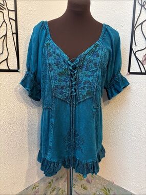 Flower turquoise floral short sleeve lace-up bodice peasant top. Size L.